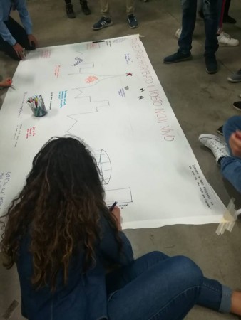 Una valigia piena di voglia di futuro, confronto, ...